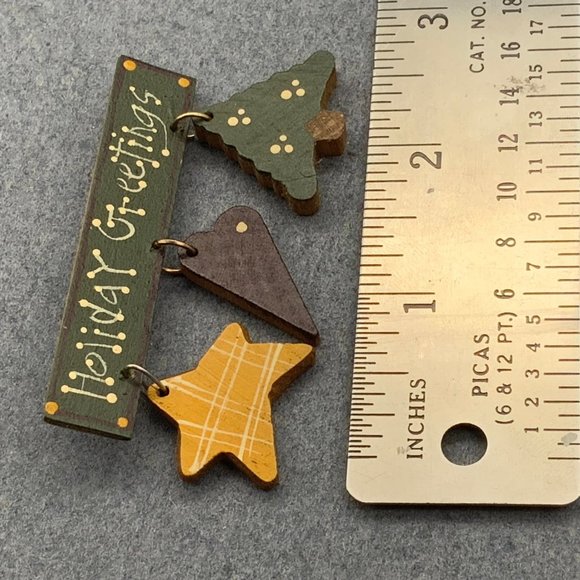 Holiday Greetings Brooch Pin Wood Wooden Heart Sta - Picture 3 of 4